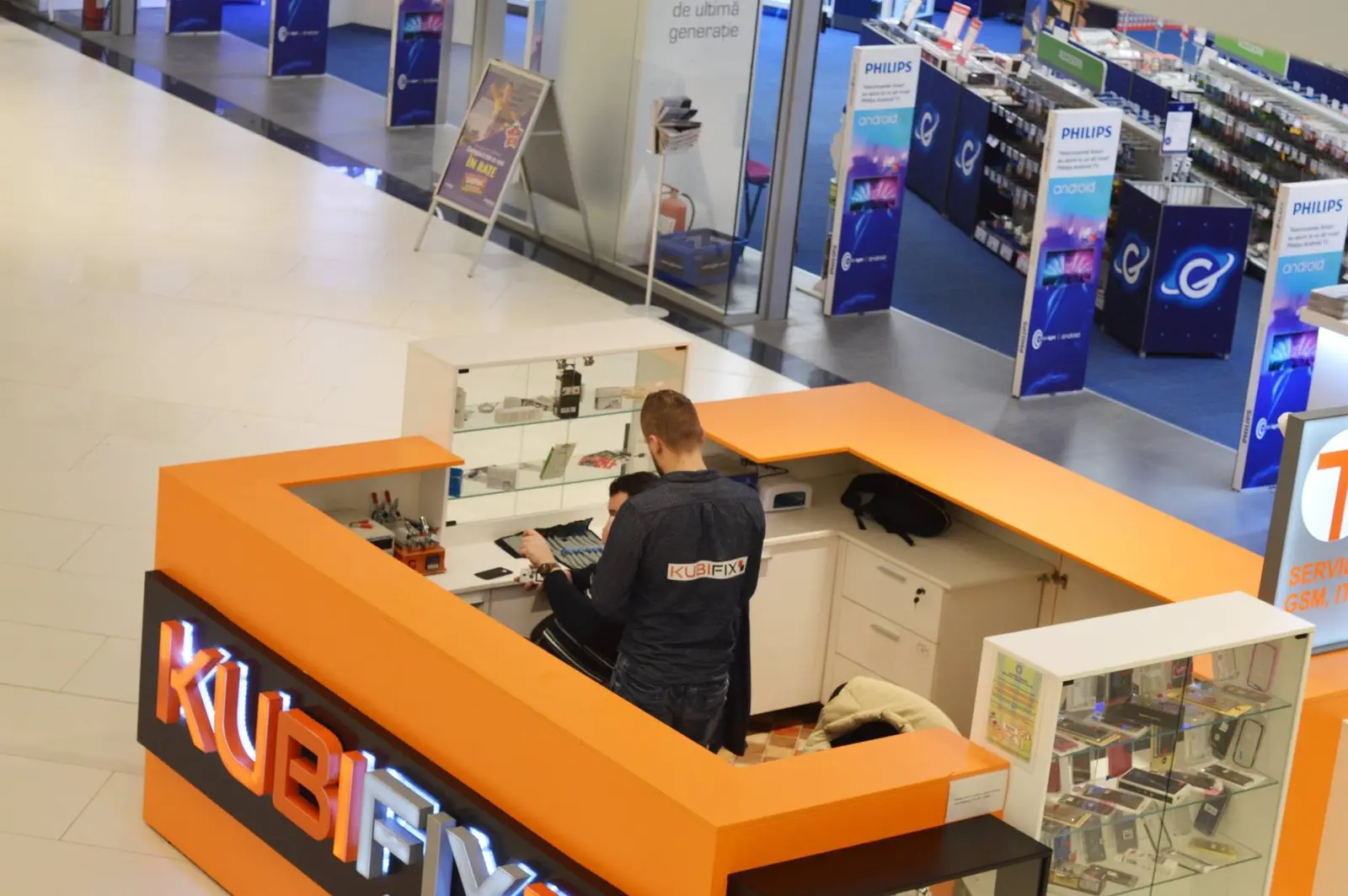 Tehnicieni Kubifix lucrând în zona de service din ParkLake